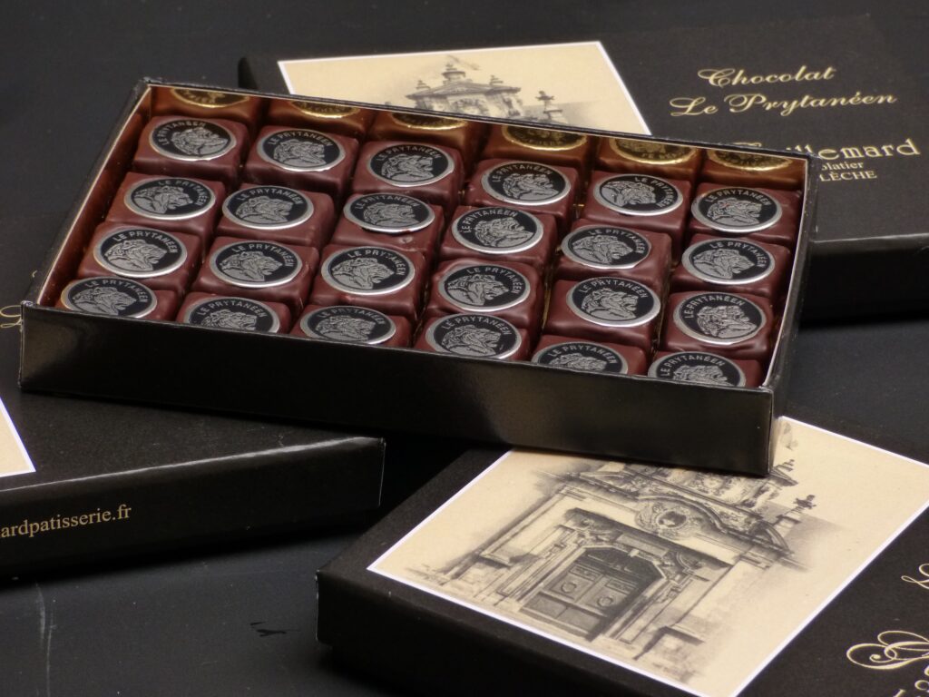 Coffret élégant de 24 chocolats artisanaux Les Prytanéens
