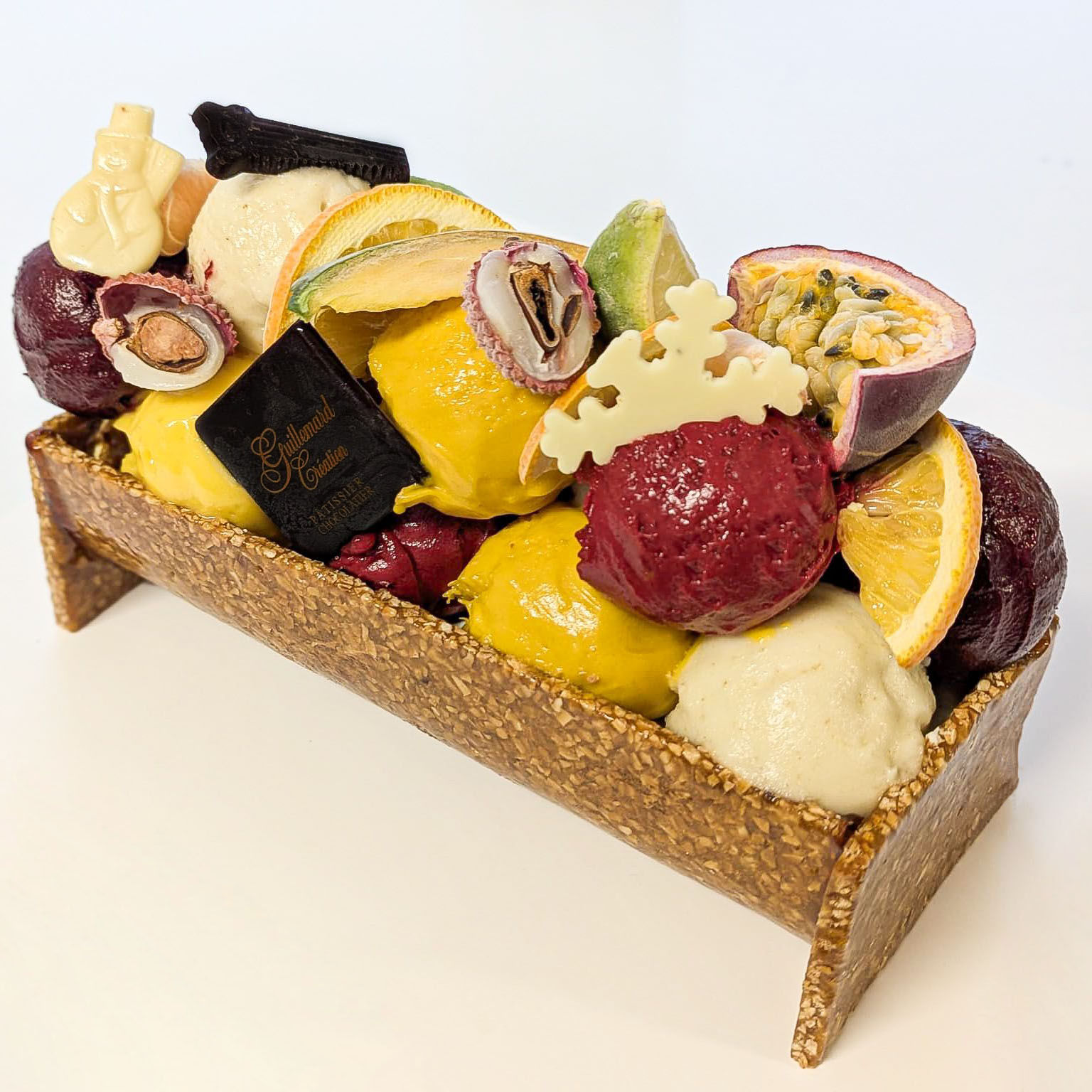 Apportez une touche d’élégance à vos tables de fêtes avec notre Sorbet de Noël en forme de bûche en nougatine croquante, une fraîcheur inégalée.