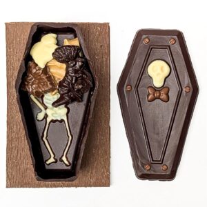 Cercueil en chocolat garni