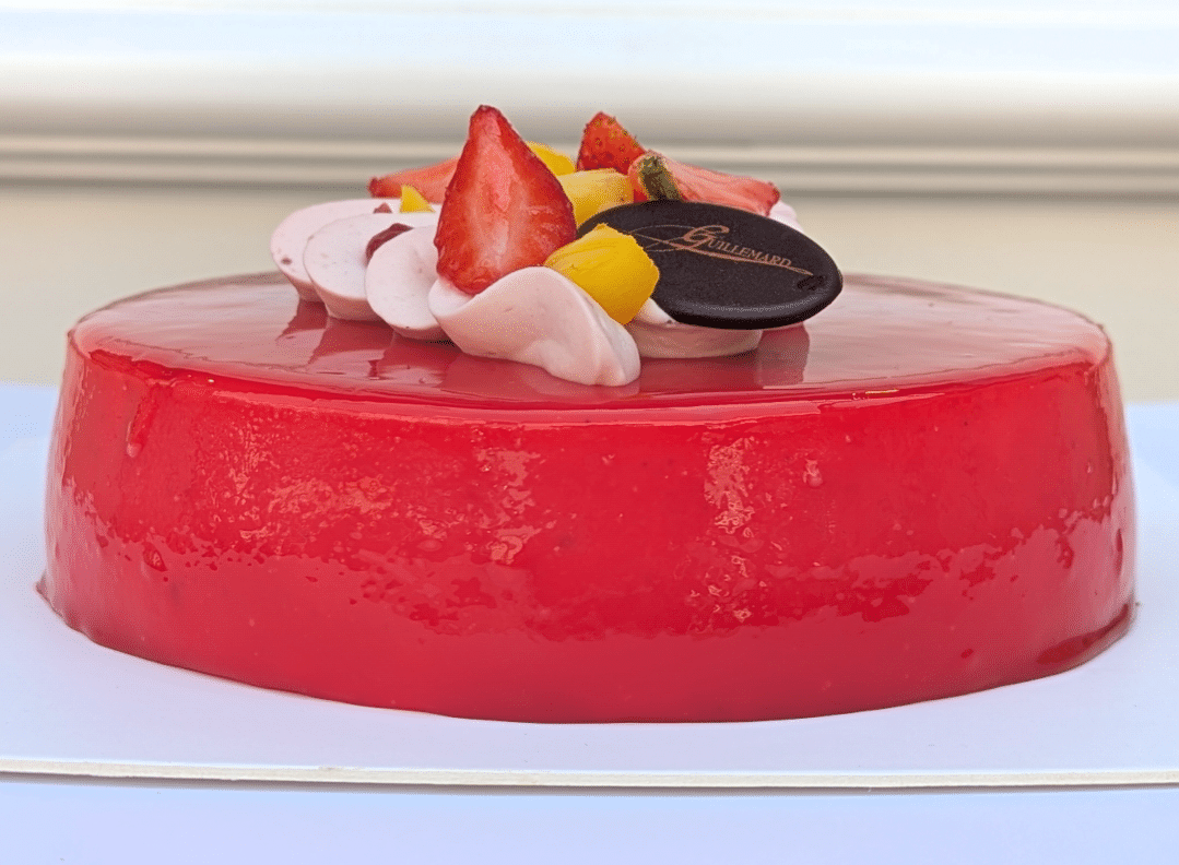 Coupe du gâteau Aurore Tropicale montrant ses quatre couches
